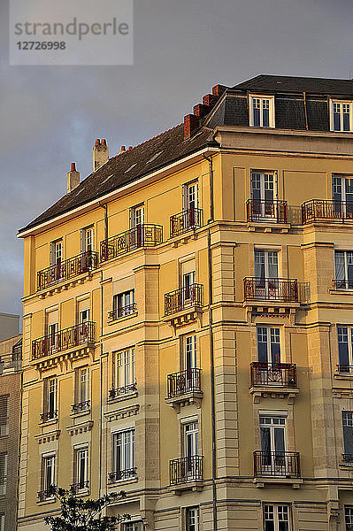 Frankreich  Nantes Stadt  vor einem Wohnhaus bei Sonnenuntergang  Immobilien.