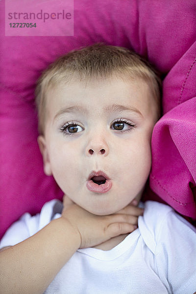 Porträt eines ausdrucksstarken Babys von 2 Jahren.