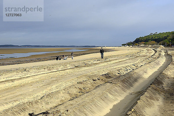Frankreich  Südwestfrankreich  Bucht von Arcachon  Aufschüttung von Sand zum Schutz des Strandes