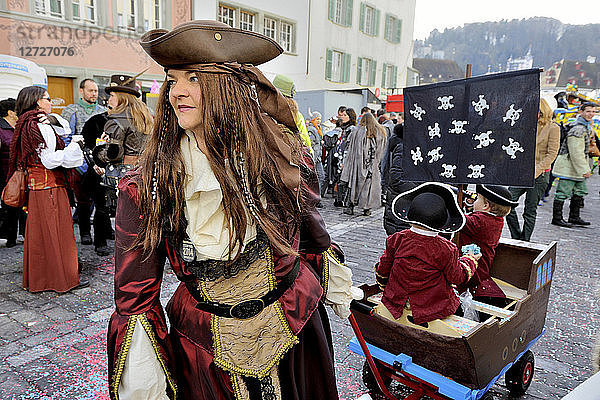 Schweiz  Luzerner Fasnacht  verkleidete Figuren