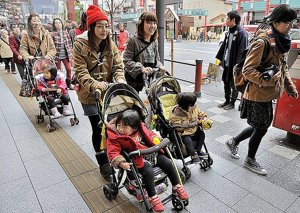 Japan  Mütter und Kinder in Stollern in Tokio