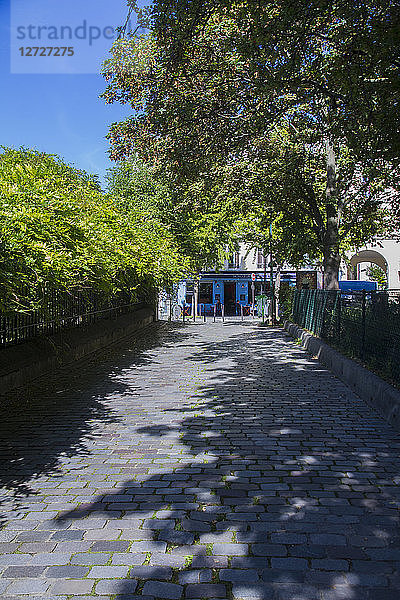 Frankreich  Paris  Belleville  20. Arrondissement  gepflasterte Straße am Belleville-Park