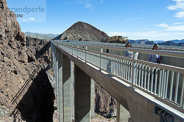 USA  Nevada  der Hoover-Staudamm führt über den Colorado River an der Grenze zwischen Arizona und Nevada