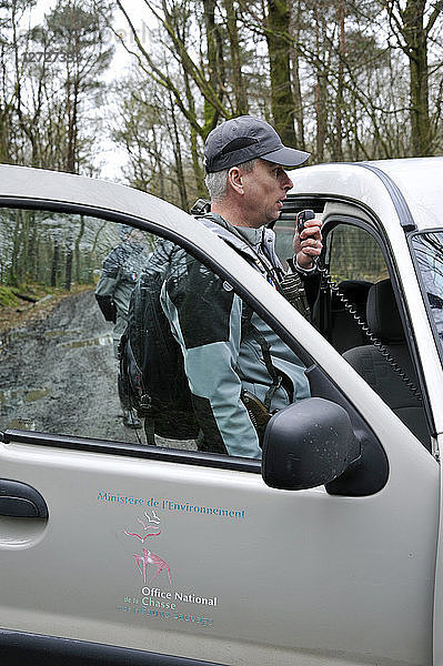 Frankreich  Beamter der französischen Umweltpolitik auf Patrouille im Wald während einer Jagd im Departement Loire-Atlantique.