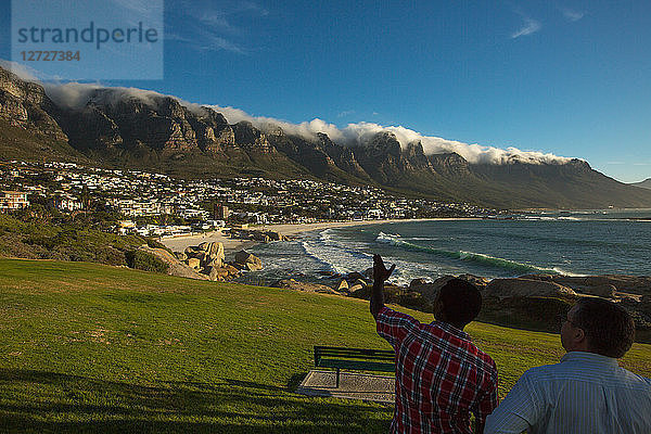 Süd-Afrika. Westkap. Kap-Halbinsel. Der Badeort Camps Bay am Atlantischen Ozean  am Fuße des Zwölf-Apostel-Bergs