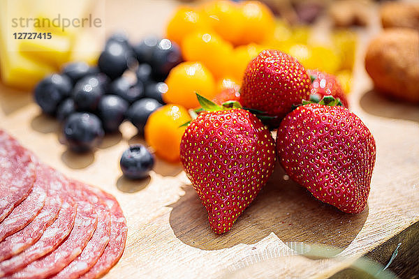 Nahaufnahme von Erdbeeren an einem Brunch-Tisch auf dem Lande. Obligatorischer Kredit: Design culinaire : food-design-studio.fr