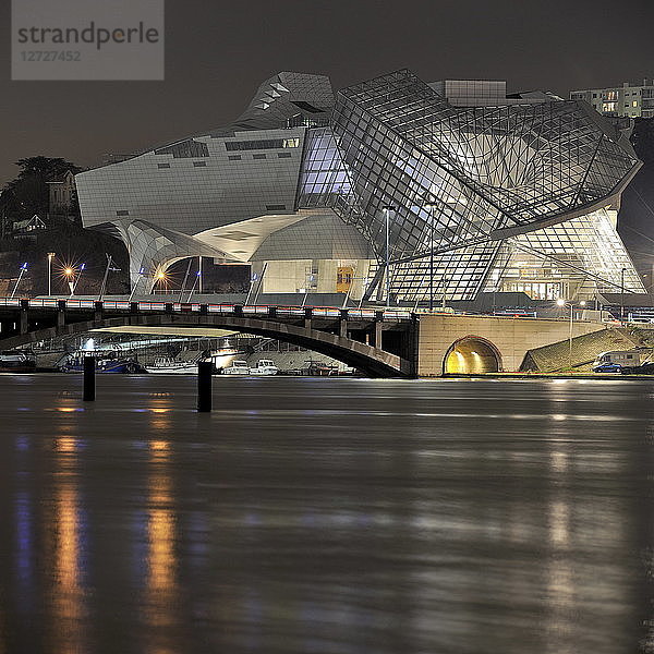 Frankreich  Südostfrankreich  Lyon  Musee des Confluences  (Architekt Coop Himmel) und Pont Pasteur im Vordergrund bei Nacht. Obligatorischer Kredit: Architekt Coop Himmel