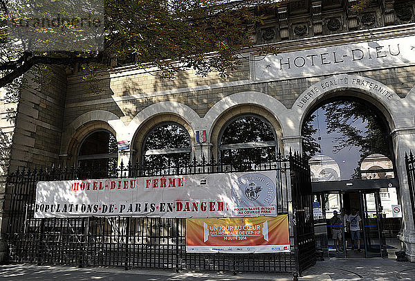 Frankreich  Paris  Ile de la Cite  Eingang des Hotel-Dieu-Krankenhauses  an den Toren befestigtes Transparent als Protest gegen die Schließung des Krankenhauses.