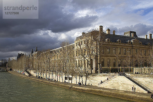 Frankreich  Paris  1. ARRT  Fassade des Louvre in der Nähe der Seine.