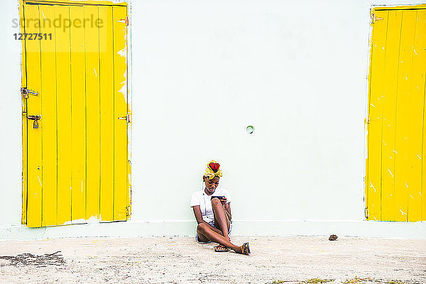 Jugendlicher im Sitzen  Saline Bay  Mayreau  Saint-Vincent und die Grenadinen  Westindien