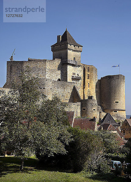 Frankreich  Dordogne  Schloss Castelnaud la Chapelle - Gesamtansicht vom Dorf aus