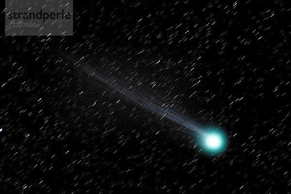 Seine und Marne. Nahaufnahme des Kometen Lovejoy C/2014 Q2 beim Überqueren des Himmels (Sternbild Stier) im Januar 2015. Die Spuren im Hintergrund sind die Sterne  die sich während der Belichtungszeit bewegt haben.