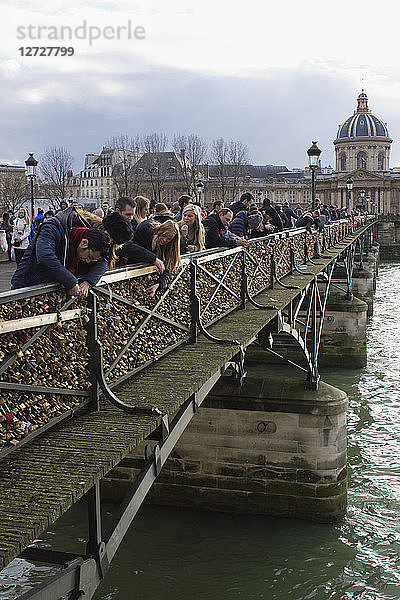 Frankreich  Paris  6. ARRT  Pont des Arts  Vorhängeschlösser der Liebe  14. Februar 2015.