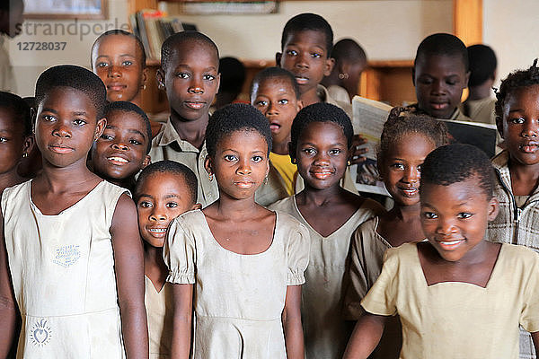 Schulkinder Togolese Klassenzimmer. Grundschule Adjalle. Lome. Togo.