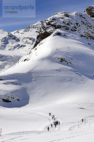 Schweiz  Südwestschweiz  Zermatt  Wanderweg im Schnee