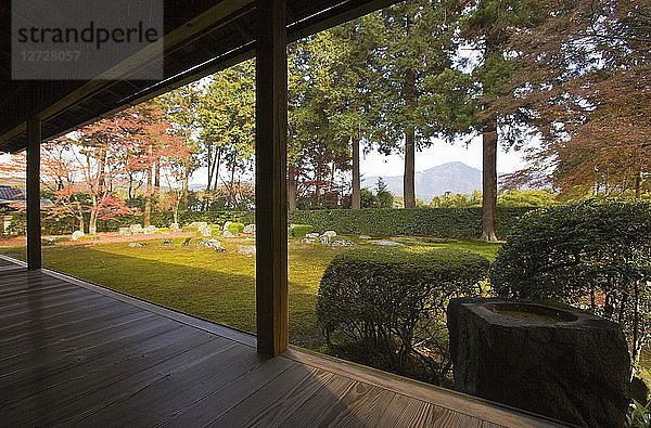 Japan  nördlicher Bereich von Kyoto  der Berg Hieizan erscheint im Hintergrund als ein dem Shakkei entliehenes Landschaftselement bei der Gestaltung des Zen-Gartens des Entsuji-Tempels