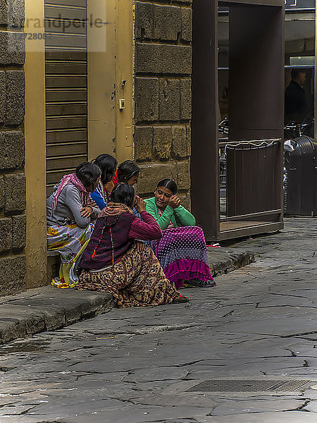 Italien  Toskana  Florenz  Gruppe von Roma-Frauen  die sich auf einer Straße ausruhen