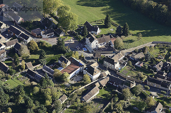 Luftaufnahme eines Dorfes der Ile de France und seines Rathauses. Diant  Seine et Marne  Frankreich