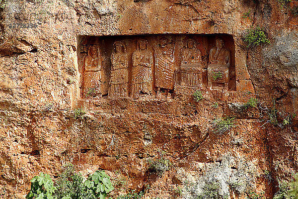 Türkei  Provinz Mersin  Erdemli  archäologische Stätte von Kanlidivane (Kanytele - Neapolis)  Skulptur  die den König und seine Familie darstellt