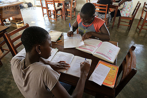 Togolesische Schüler in einer Bibliothek. Grundschule Adjalle. Lome. Togo.
