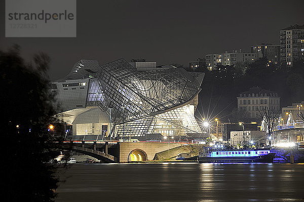Frankreich  Südostfrankreich  Lyon  Musee des Confluences  (Architekt Coop Himmel) und Pont Pasteur im Vordergrund bei Nacht. Obligatorischer Kredit: Architekt Coop Himmel