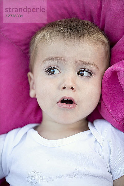 Porträt eines ausdrucksstarken Babys von 2 Jahren.