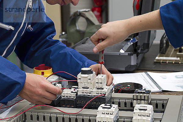 Frankreich  Nordwestfrankreich  Machecoul  Berufsschule Louis Armand  Wartung von Industrieanlagen  Schüler entdecken einfache elektrische Materialien durch Verkabelung