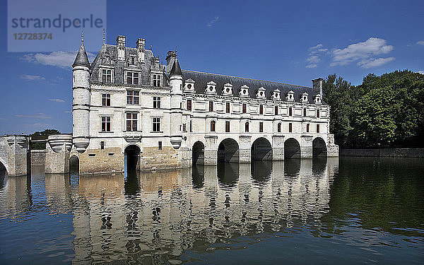 Frankreich  Schloss Chenonceaux  Gesamtansicht der Westfassade von den Ufern des Cher