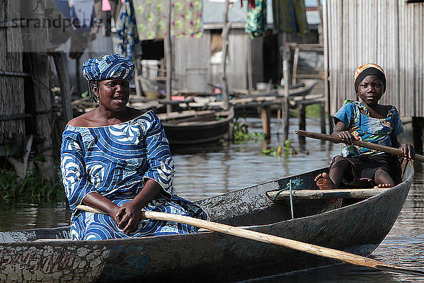 Benin geht mit ihrer Tochter in einem Kanu spazieren. Nokoue-See. Stadt am See. Ganvie. Benin.
