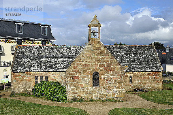 Frankreich  Bretagne  Departement Cotes-d'Armor  Kirche Saint-Guirec vor der Bucht von Saint-Guirec in Ploumanach  die rosa Granitküste in Perros-Guirec.