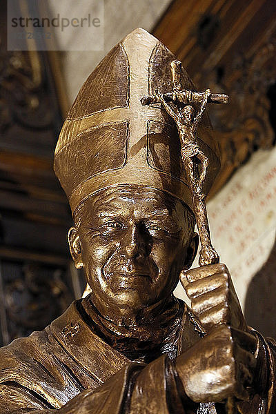 Paris. 2. Bezirk. Basilika Notre Dame der Siege. Skulptur  die den Papst Jean Paul II. darstellt.