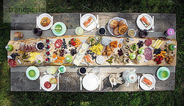 Draufsicht auf einen Brunch-Tisch auf dem Lande. Obligatorischer Kredit: Design culinaire : food-design-studio.fr