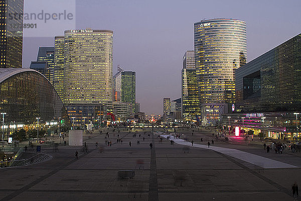 Frankreich  Paris  Defense  Geschäftsviertel  in den Abendstunden. Obligatorischer Kredit: architecte Jean-Paul Viguier (Tours Coeur Defense)