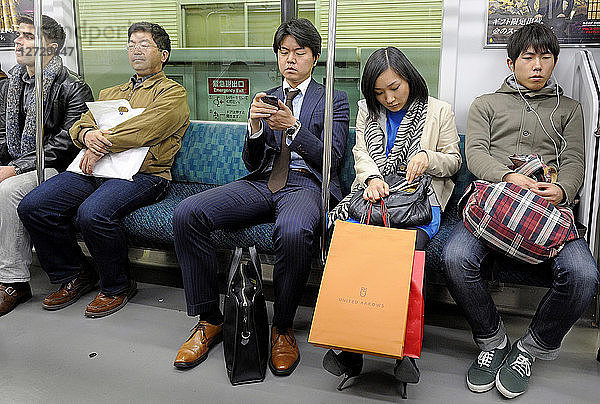 Japan  Tokio  Fahrgäste in der U-Bahn