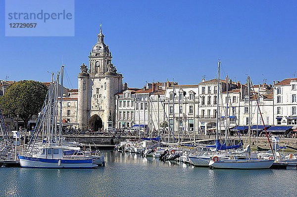 Frankreich  Südwestfrankreich  La Rochelle  große Uhr und alter Hafen