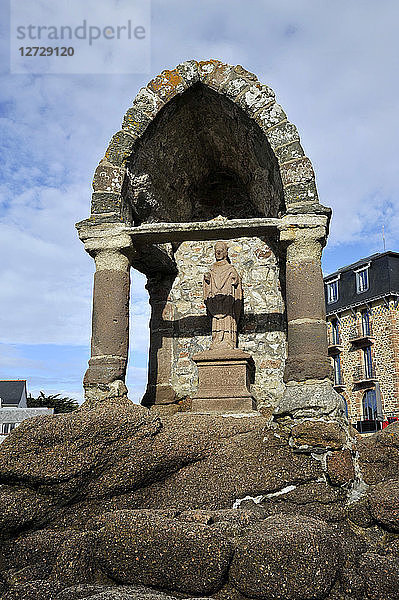 Frankreich  Bretagne  Departement Cotes-d'Armor  Ploumanach-Felsen an der Rosa Granitküste in Perros-Guirec  das Oratorium von Saint-Guirec am Strand.