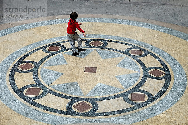 Spielendes Kind im Grand Palais in Paris  8. Arrondissement  Frankreich