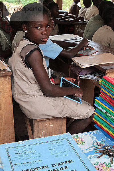 Schulmädchen im Klassenzimmer in Benin. Ouidah. Benin.