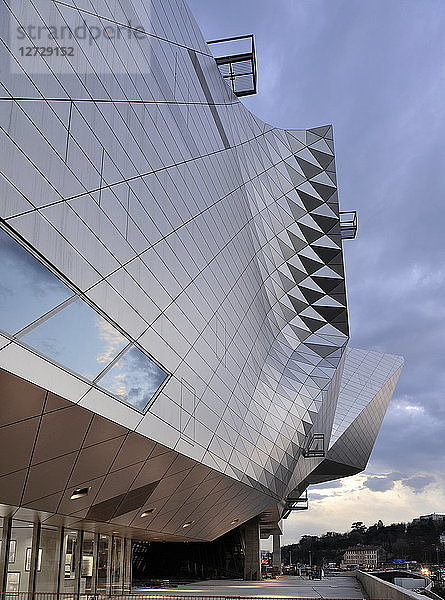 Frankreich  Süd-Ost-Frankreich  Lyon  Musee des Confluences  Tiefblick  architektonische Details der Metallfassade. Verbindlicher Kredit: Architekt Coop Himmel