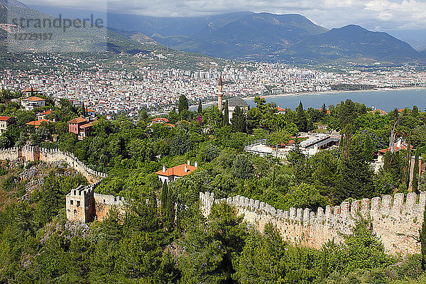 Türkei  Provinz Antalya  Alanya  Stadtmauern und neue Stadt