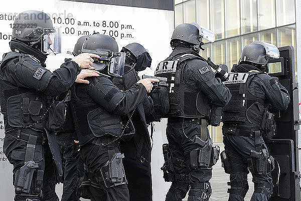 Polizei von BRI (Polizeipräfektur von Paris während eines Einsatzes auf dem Gelände der Bibliothek Francois Mitterrand in Paris) Frankreich