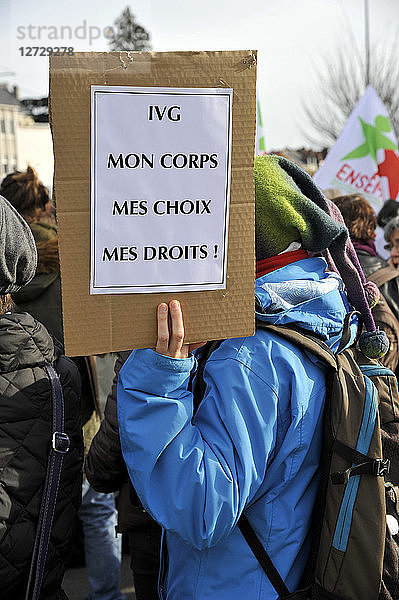 Frankreich  Stadt Nantes  Demonstration zur Verteidigung des Rechts der Frauen auf Abtreibung während der Feierlichkeiten zum 40. Jahrestag des Gesetzes  das die Abtreibung erlaubt.