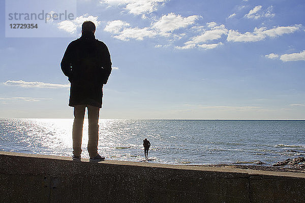 Frankreich  Nordwestfrankreich  Bretagne  Prefailles  Pointe Saint-Gildas  Cote de Jade  Paar am Meer im April