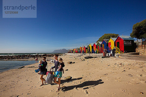 Süd-Afrika. Westkap. Kap-Halbinsel. Farbige Häuser am Strand von St. James