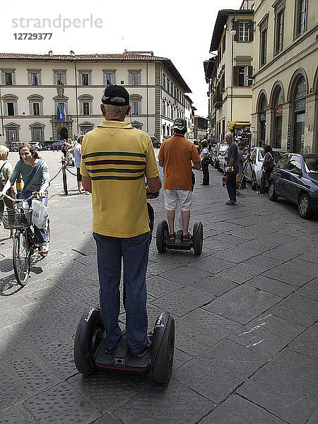 Italien  Toskana  Florenz  Touristen besuchen das historische Zentrum auf einem Segway