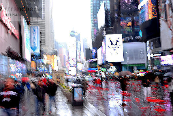 Bewegungsunschärfe von Fußgängern im Regen  Manhattan  New-)York City  USA