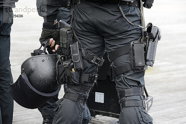 Frankreich  Paris  Polizist während einer Katastrophenschutzübung