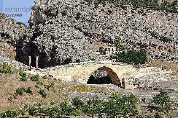 Türkei  Provinz Adiyaman  Nemrut dagi-Nationalpark  Eskikale  Septimius-Severus-Brücke (cendere koprusu)  Unesco-Welterbe