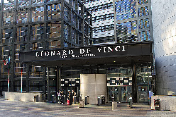 Frankreich  Paris  La Defense  Stadtviertel Faubourg de l'Arche  Eingang des Universitätspols Leonard de Vinci