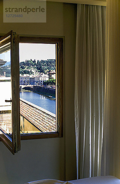 Italien  Toskana  Florenz  Fenster eines Schlafzimmers mit Blick auf den Arno